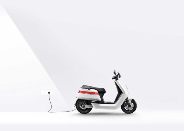 NIU NQi GTS elektrische scooter wit rood - in stekker